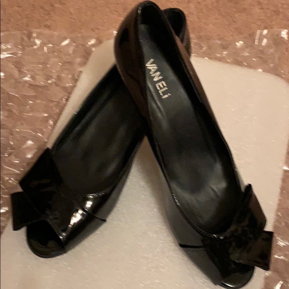 VANELI BLACK HEELS SIZE 9 PEEP TOE PATENT LEATHER